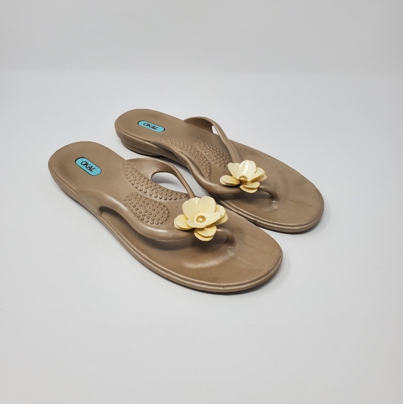Oka B Women's size Large Flip Flops Gold Tan Rubber Nubby Arch Metal Flower - Picture 1 of 7